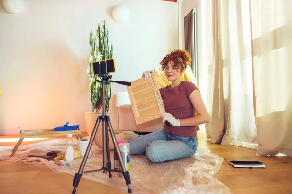 Wood Painting Cute Ginger Girl Conducting Online Tutorial Wood Painting — Zdjęcie stockowe