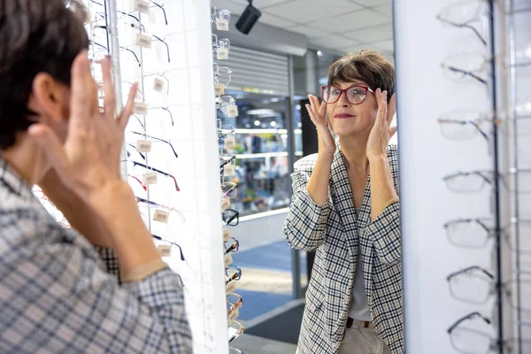 Optical Store Mid Aged Good Looking Lady Trying Eyeglasses Optical — Zdjęcie stockowe