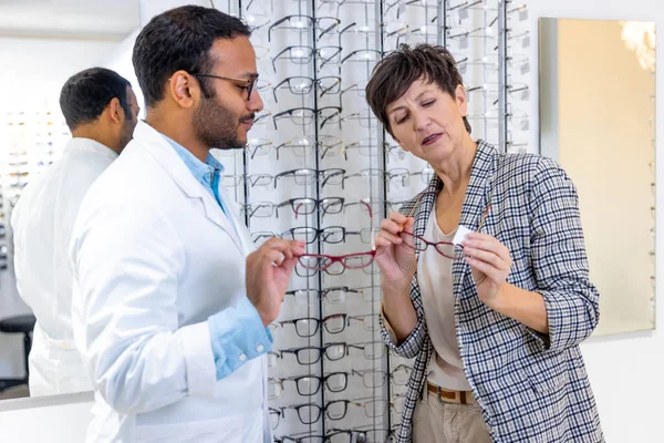 New Eyeglasses Male Optometrist Helpting Woman Choose Eyeglasses — Fotografia de Stock