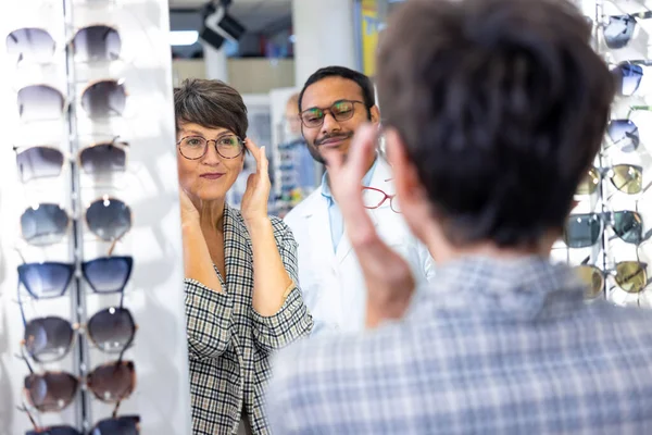 New Eyeglasses Male Optometrist Helpting Woman Choose Eyeglasses — 图库照片