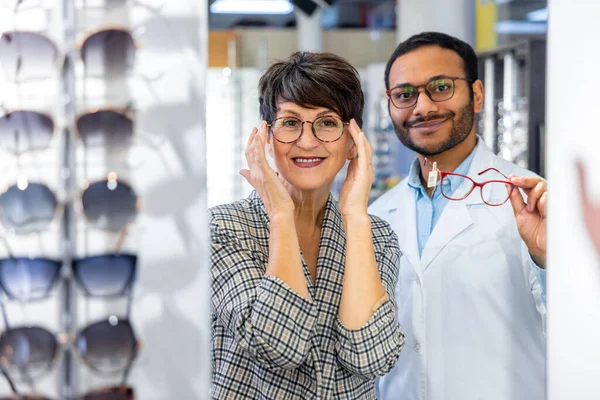 New Eyeglasses Male Optometrist Helpting Woman Choose Eyeglasses — Fotografia de Stock