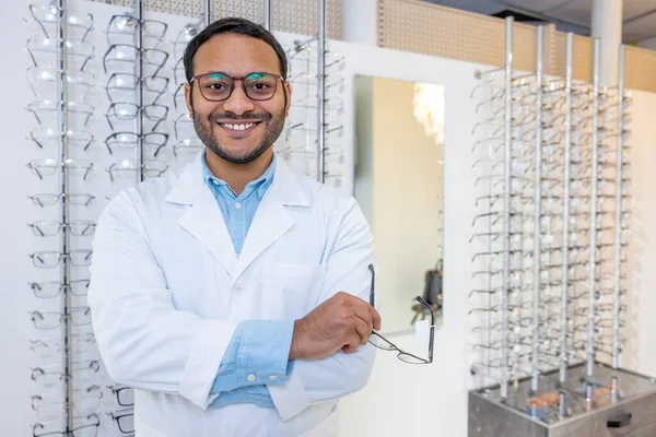 Optical Store Young African American Optomestrist Standing Show Case Eyeglasses — Fotografia de Stock