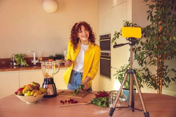 Making Smoothie Happy Young Girl Making Smoothie Looking Contented — Stok fotoğraf