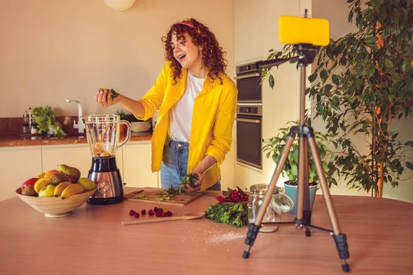 Making Smoothie Happy Young Girl Making Smoothie Looking Contented — Stok fotoğraf