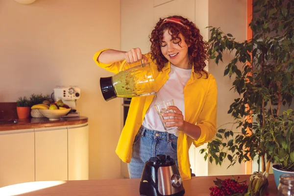 Smoothie Curly Haired Girl Pouring Smoothie Glass — Stok fotoğraf