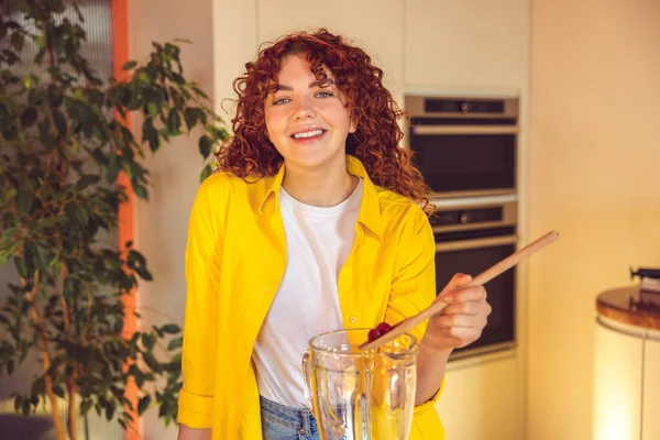 Making Smoothie Young Cute Girl Yellow Jacket Making Smoothie Kitchen — Stock fotografie