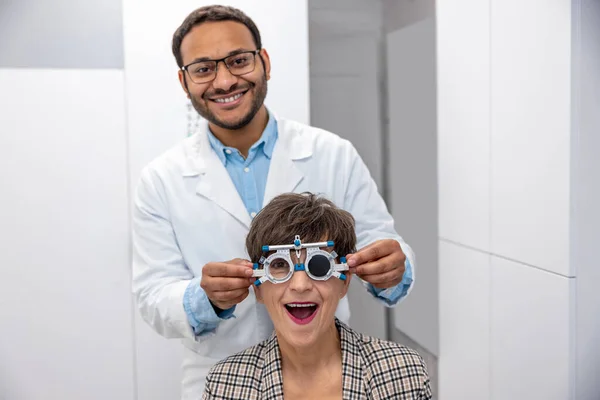 Eyesight Check Male Optometrist Checking Eyesight Female Visitor — Stockfoto