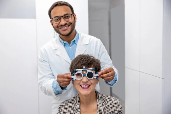 Eyesight Check Male Optometrist Checking Eyesight Female Visitor — Foto Stock