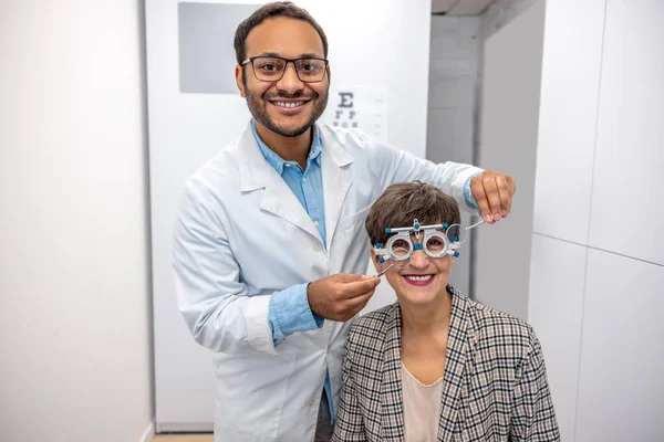 Eyesight Check Male Optometrist Checking Eyesight Female Visitor — Stockfoto