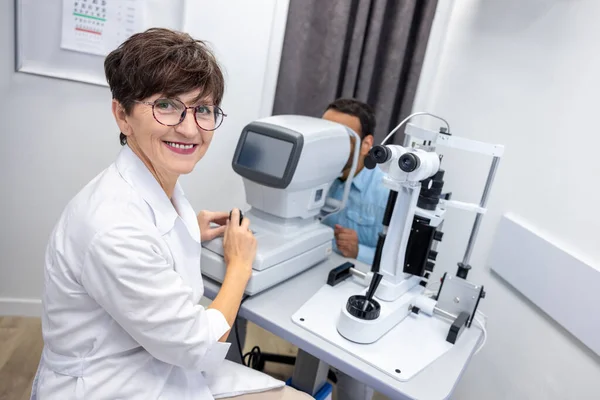 Ophtalmology Optometrist White Scubs Refractometer — Stockfoto