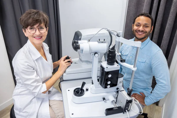 Ophtalmology Optometrist White Scubs Refractometer — Foto Stock