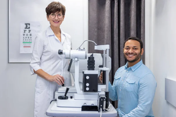 Ophtalmology Optometrist White Scubs Refractometer — Stockfoto