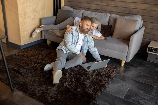 Internet Man Woman Watching Something Online Together — Stock Photo, Image