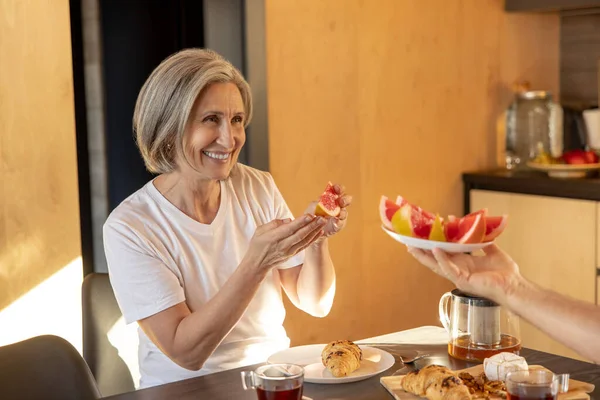 Breakfast Time Gray Haired Smiling Woman Having Grapefruit Breakfast — Photo