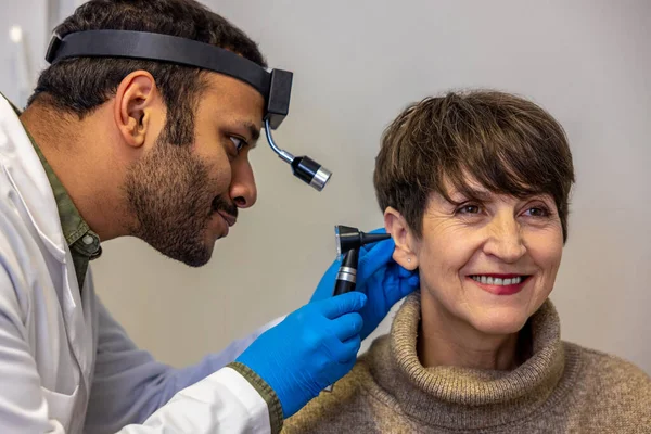 Checkup Ent Doctor Examinine Patients Ear Endoscope — стоковое фото