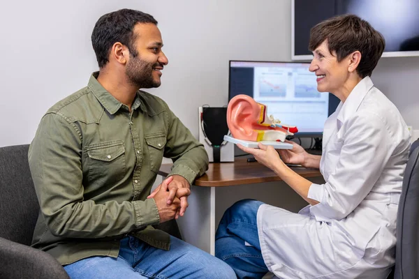 Doctors Ent Doctor Showing Ear Model Patient Explains — Stockfoto