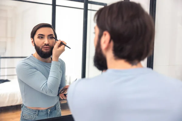 Back View Young Male Applying Eyeshadows His Upper Eyelid Pencil — Stock Photo, Image