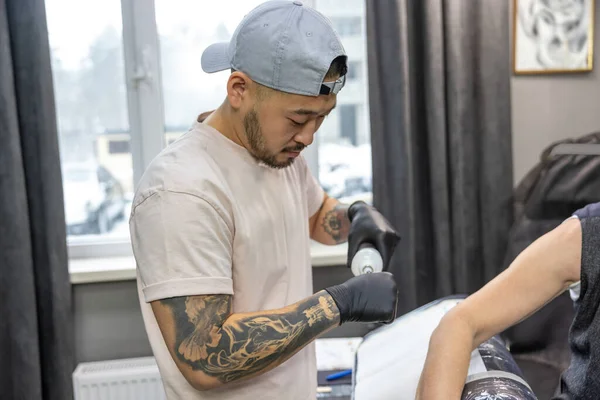 Tattoo Salon Grijsharige Vrouw Krijgt Een Tatto Tattoo Salon — Stockfoto