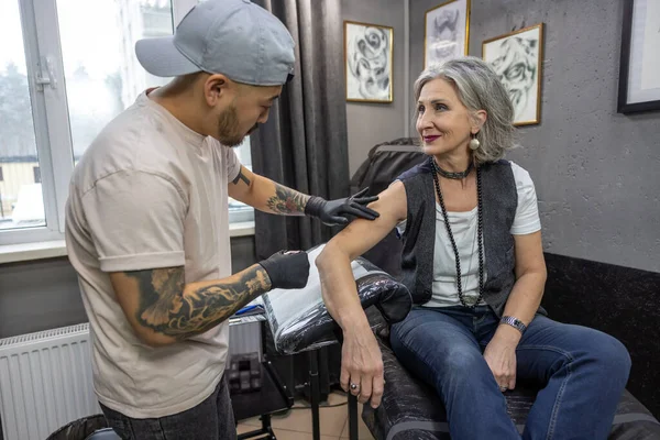 Tattoo Salon Grey Haired Woman Getting Tatto Tattoo Salon — Stock Photo, Image