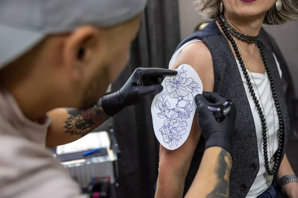纹身草图 纹身大师在女人肩上涂上纹身素描 — 图库照片
