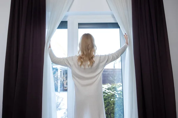 Yetişkin Bir Kadın Odanın Penceresinden Kış Manzarası Seyretmeye Çalışıyor — Stok fotoğraf
