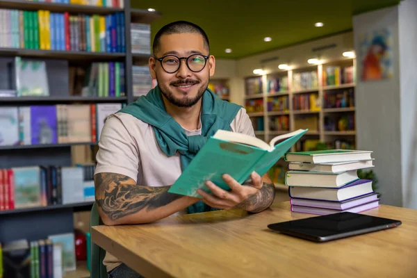 Könyvtárban Ázsiai Férfi Könyvet Olvas Könyvtárban — Stock Fotó