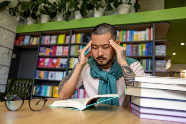 図書館で 図書館で本を読むアジア人男性 — ストック写真