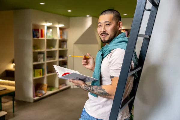 Biblioteca Jovem Asiático Estudante Lado Escada — Fotografia de Stock