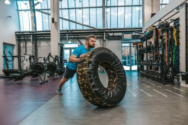 Kararlılık. Sporcu antrenman tekeriyle egzersiz yapıyor ve kararlı görünüyor.