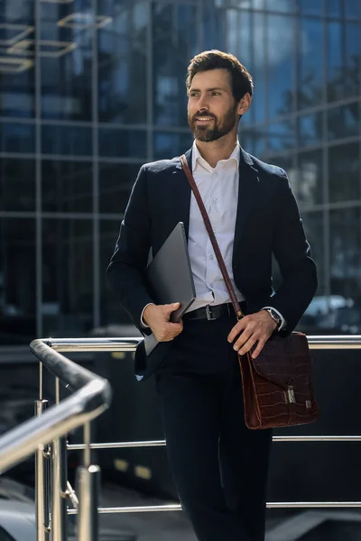 自信だ 自信に満ちたスタイリッシュなスーツの髭の男 — ストック写真