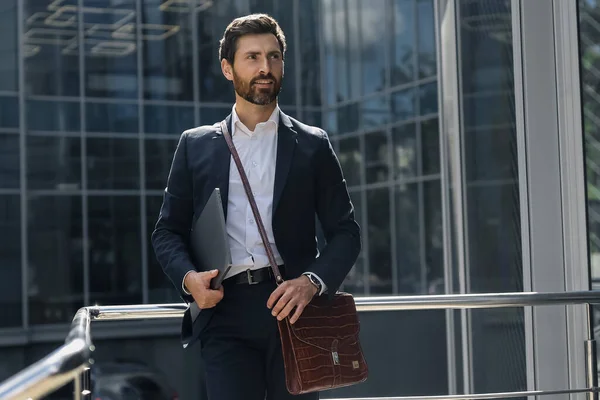 Confidence Bearded Man Stylish Suit Looking Confident — Stock Photo, Image
