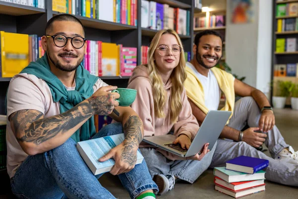 Library Happy Students Sitting Library — Stock Photo, Image