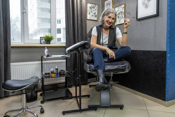 Tattoo Salon Grey Haired Woman Sitting Couch Tattoo Salon — Stock Photo, Image