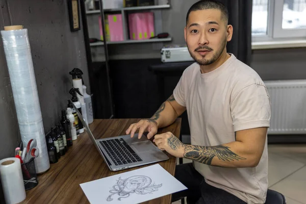 Trabalhos Curso Jovem Com Tatuagens Trabalhando Laptop — Fotografia de Stock