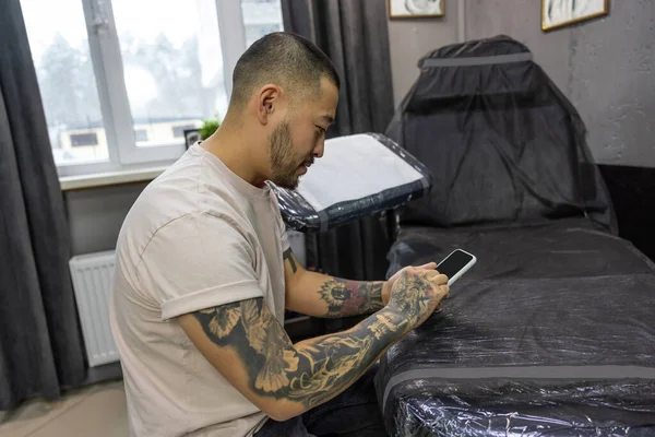 Pracujemy Nad Tym Młody Człowiek Tatuażami Laptopie — Zdjęcie stockowe