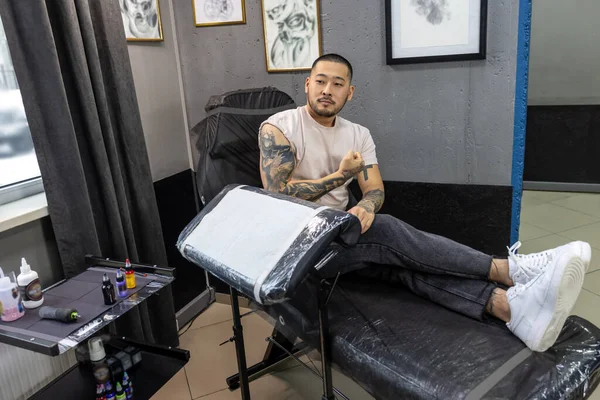 Tattoo Lover Young Asian Man Big Tattoos His Arms — Stock Photo, Image