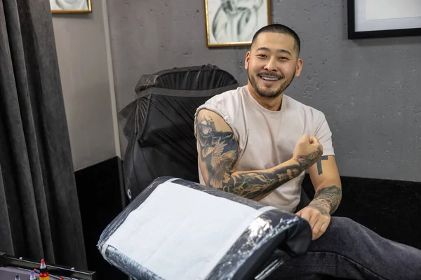 Tattoo Lover Young Asian Man Big Tattoos His Arms — Stock Photo, Image