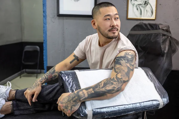 Amateur Tatouage Jeune Homme Asiatique Avec Gros Tatouages Sur Ses — Photo