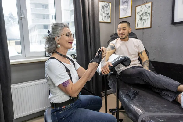 Vrouwelijke Tatoeëerder Volwassen Vrouwelijke Tattoo Master Werken Met Klant — Stockfoto