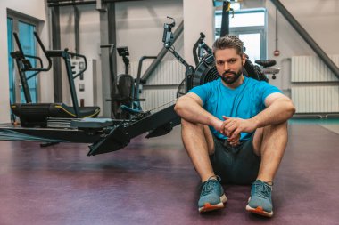 Antrenmandan sonra. Sporcu yorucu egzersizden sonra dinleniyor.