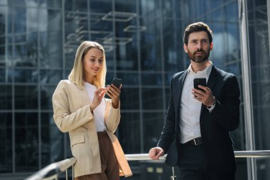 İş ortakları. Meslektaşlar birşeyleri tartışıyor ve sevilmemiş ve memnun görünüyorlar.