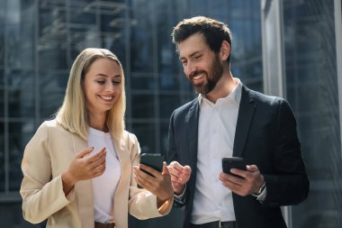 İş ortakları. Meslektaşlar birşeyleri tartışıyor ve sevilmemiş ve memnun görünüyorlar.
