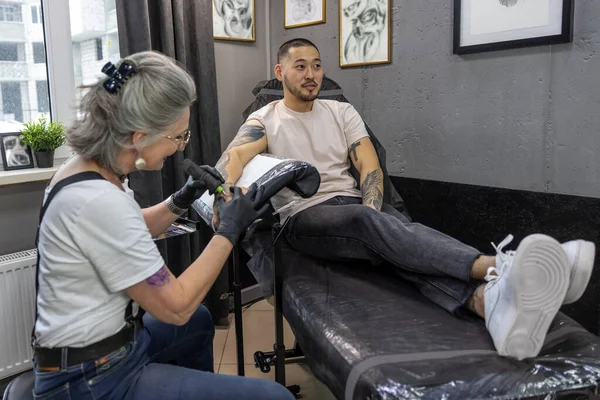 Proceso Tatuajes Maestro Del Tatuaje Wotking Tatuaje Para Cliente Masculino — Foto de Stock