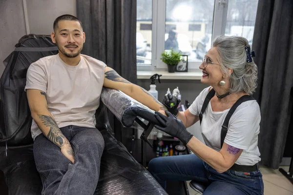 Een Tatoeëerproces Tattoo Meester Wotking Een Tatoeage Voor Mannelijke Cliënt — Stockfoto