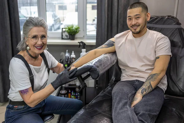Tattooing Process Tattoo Master Wotking Tattoo Male Client — Stock Photo, Image