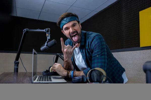 Radio Radio Mit Bandana Auf Dem Kopf Beim Radiosender — Stockfoto