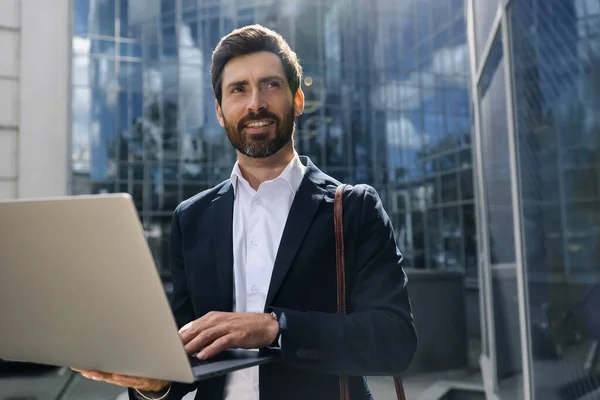 Empresário Empresário Elegante Com Laptop — Fotografia de Stock