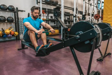 Çekirdek egzersizi. Spor salonundaki sporcu ağırlık kaldırıyor ve özünde çalışıyor.