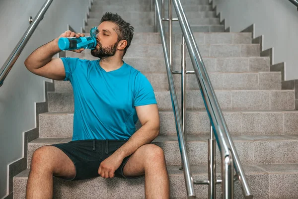 Thirsty Workout Sportsman Sitting Stairs Drinking Water — Stock Photo, Image
