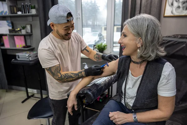 Salão Tatuagens Mestre Tatuagem Preparando Cliente Para Uma Sessão Tatuagem — Fotografia de Stock